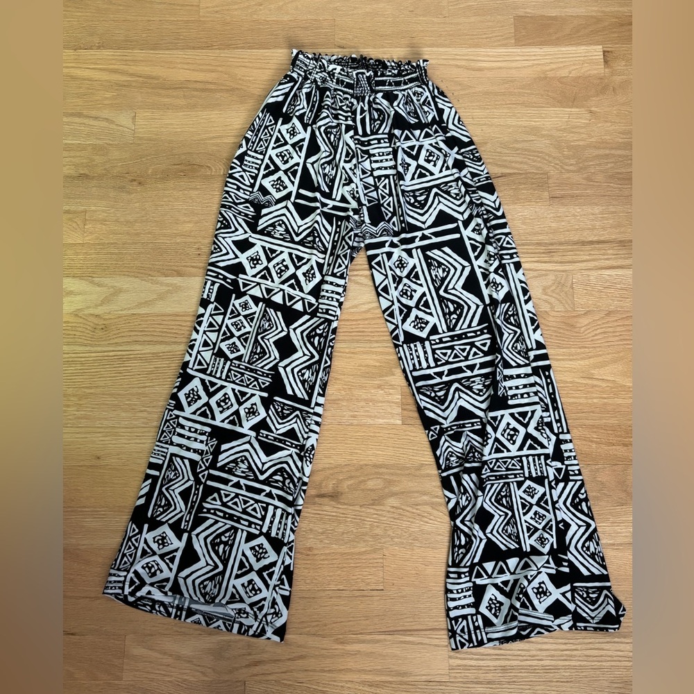 So Nikki Black and White Patterned Flowy Pants